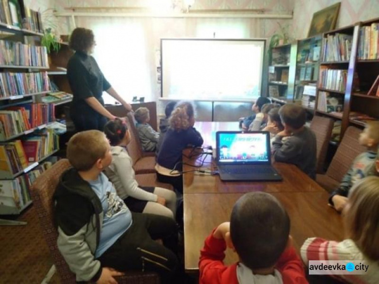 Авдіївським малюкам у центральній бібліотеці відділу культури підготуваги розважальну програму до Дня захисту дітей