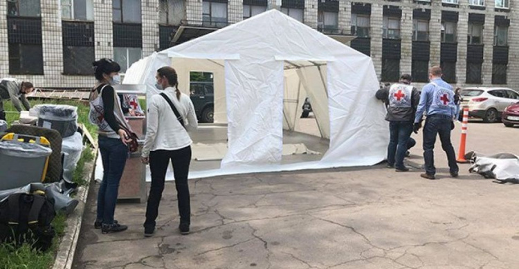 В Авдеевке посетителей центральной больницы будут проверять в предварительном пункте осмотра