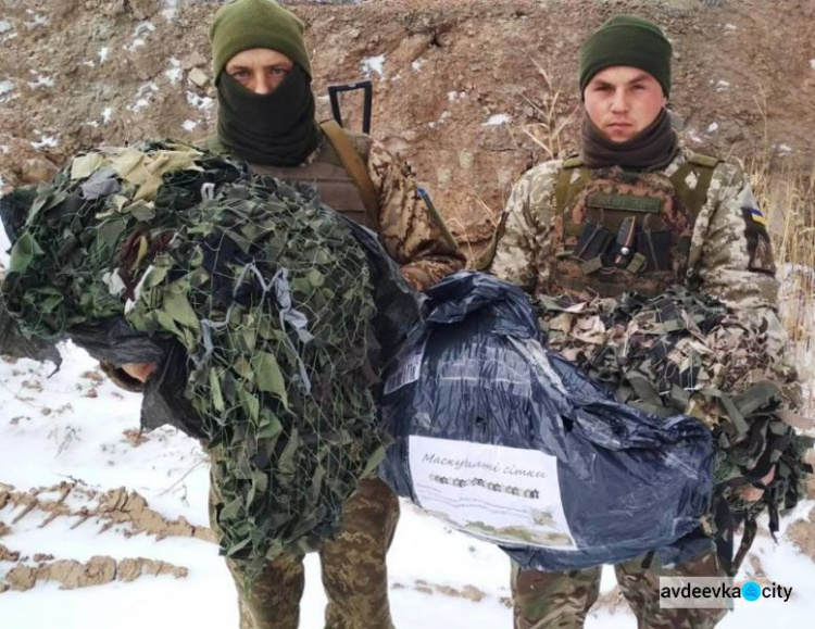 Авдеевские "симики" доставили мирным жителям  хлеб и теплые вещи, а военным – маскировочную сетку