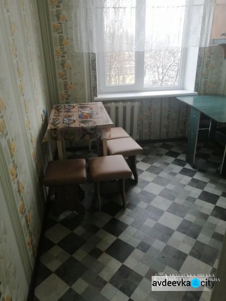 Дівчині з Авдіївки, позбавленої батьківського піклування, вручили ключі від нової квартири
