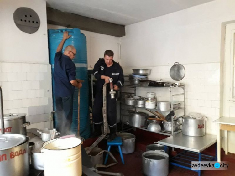 Спасение Торецка: бойцы ГСЧС на автомобилях развозят воду в прифронтовой зоне  (ФОТО)
