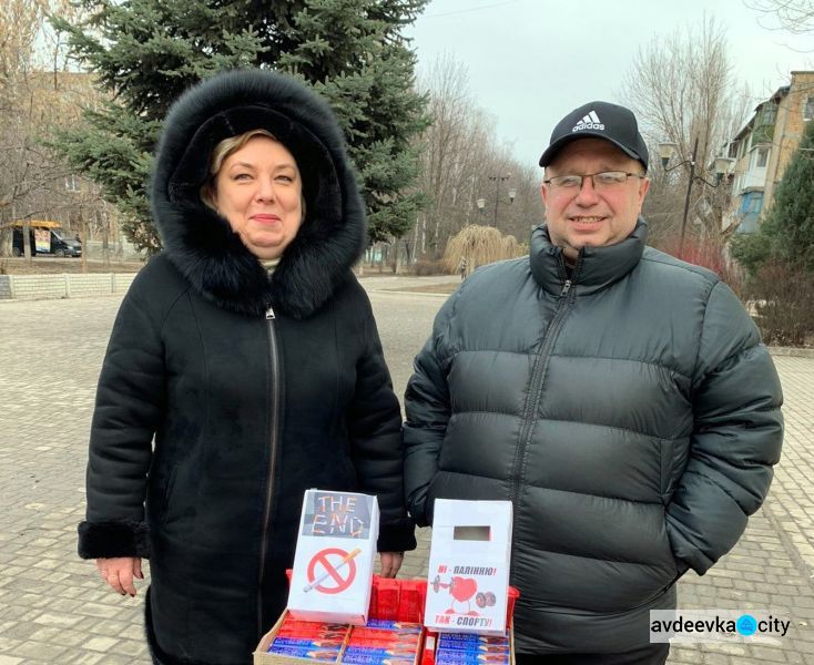 В Авдіївці провели вуличну акцію «Міняю цигарку на цукерку»