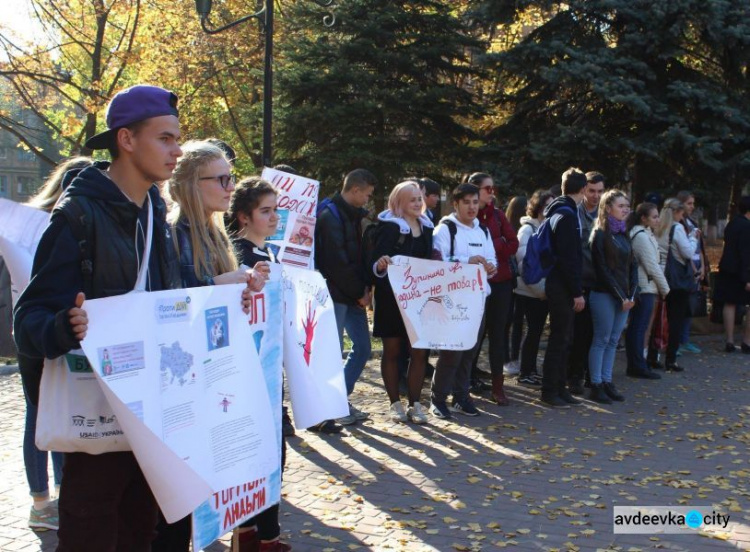В Авдеевке маршем протестовали против торговли людьми (ФОТО)