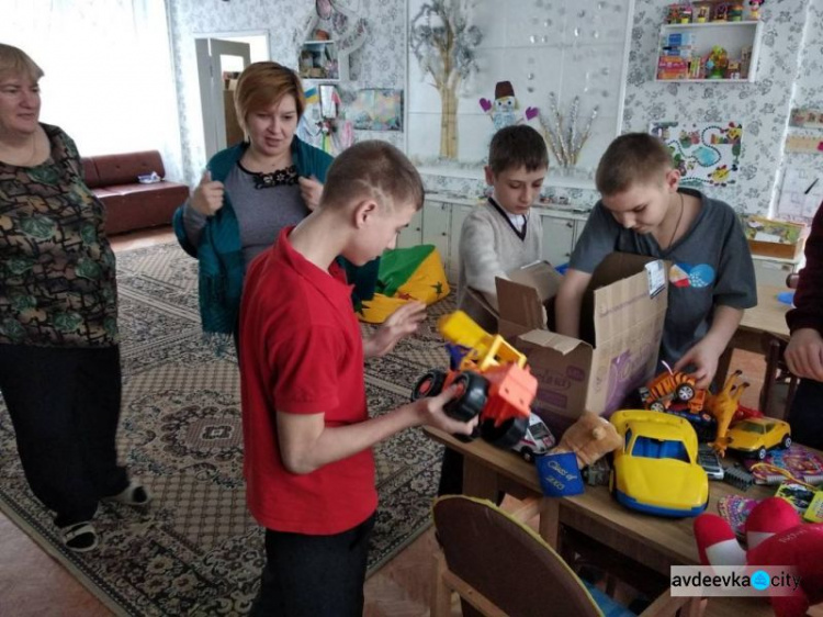 Гвозди, консервы, одежду и литературу развозили авдеевские «симики» (ФОТО)