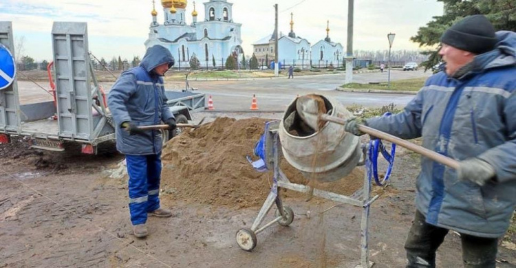В Авдеевке обустраивают новую пешеходную дорожку (ФОТОФАКТ)