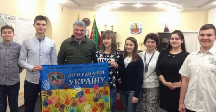 В Авдеевку после встречи с президентом вернулись «объединяющие дети» (ФОТО)