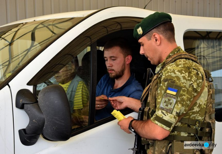 На донбасских КПВВ проводят акцию "Стоп коррупция" (ФОТО)