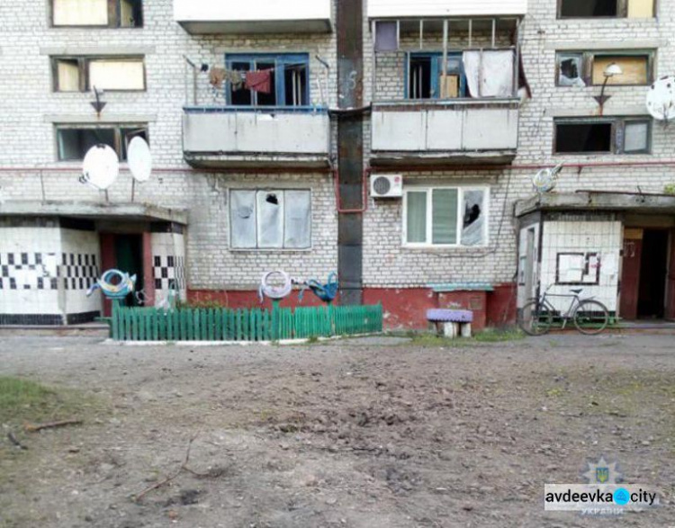 Боевики ночью нанесли удар по Майорску: повреждены три дома (ФОТО)
