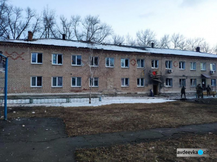 В Авдіївці під обстріли потрапили дев’ятиповерхівка, крамниця та адміністративна будівля