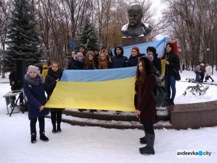 В Авдіївці відзначили День Гідності та Свободи: привітання, нагородження і зворушливий вірш дитини (СВІТЛИНИ)