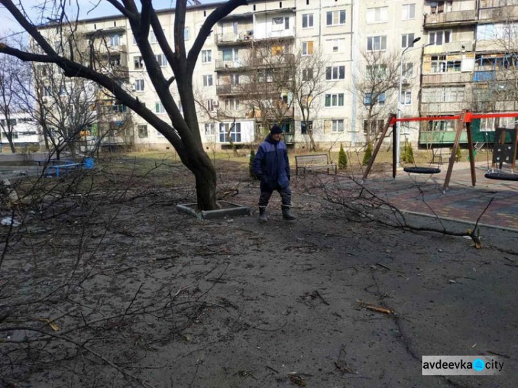 Комунальники Авдіївки прибирають місто після обстрілів (ФОТОФАКТ)