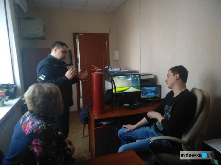 Подготовка к выборам: в Авдеевке учили пользоваться огнетушителем