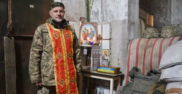 Капеллан с позиций в районе Авдеевки: Когда начинается обстрел, то все молятся