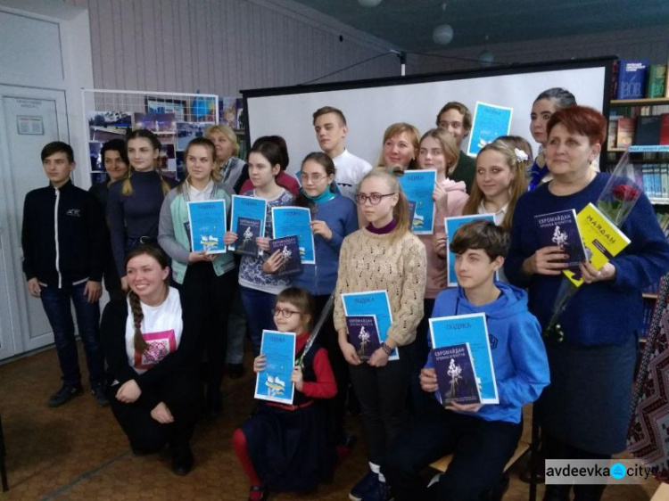 Осмислення Євромайдану : в Авдіївці пройшли літературні читання (ФОТО)