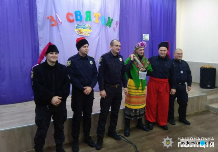 Авдеевские копы побывали на школьном празднике и ушли с оберегами (ФОТО)