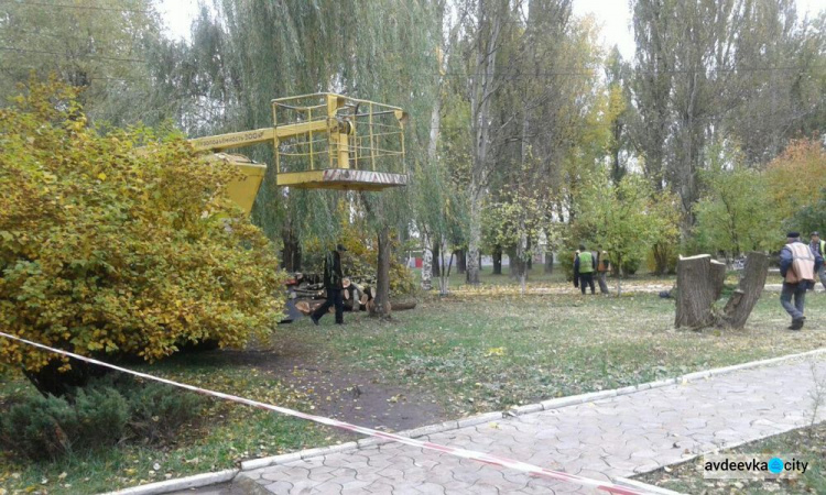 Озеленение Авдеевки начали с военно-гражданской администрации (ФОТОФАКТ)
