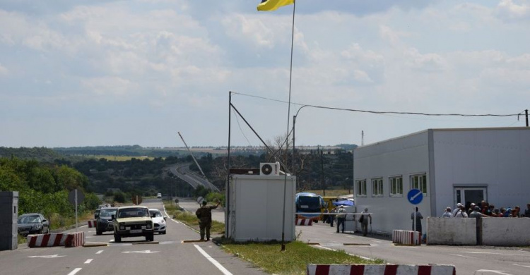 Пограничники не пустили в ОРДЛО обувь и фармацевтические препараты