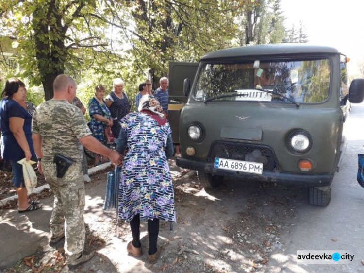 Авдеевские «симики» помогают восстанавливать разрушенные обстрелами поселки (ФОТО)
