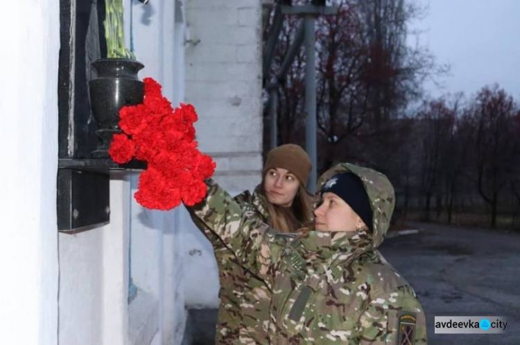 У День пам'яті жертв голодоморів в Авдіївці запалили свічки