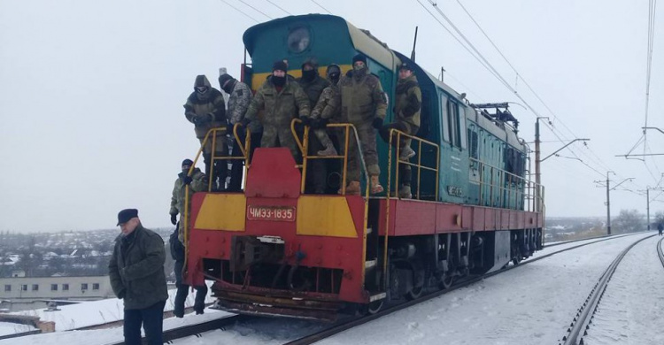 Участники блокады в Донбассе отказались возвращать  Донецкой железной дороге  захваченный ими тепловоз
