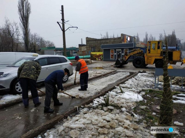 Как авдеевские коммунальщики с гололёдом боролись (ФОТОФАКТ)