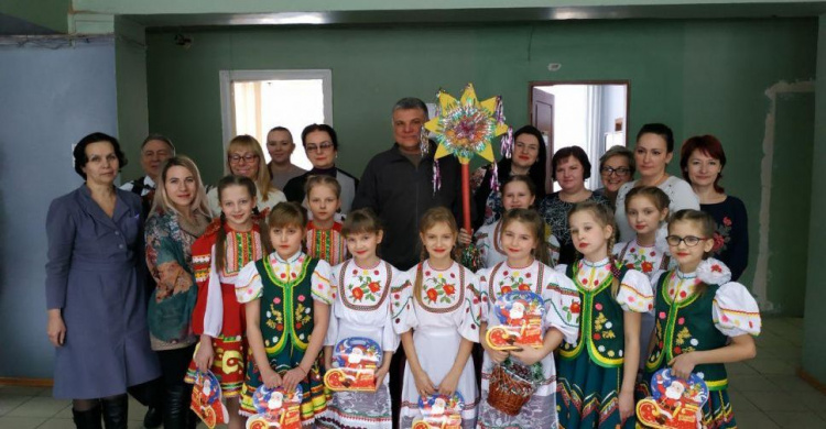 Авдіївські колядники завітали до місцевої ВЦА (ФОТОФАКТ)