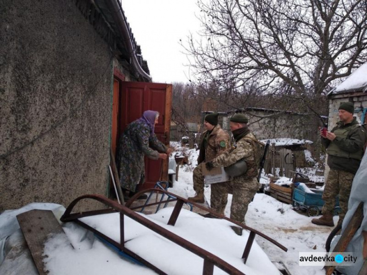 Офицеры группы Cimic Avdeevka доставили помощь военным и мирным жителям (ФОТО)