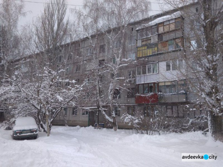 Запорошенная Авдеевка: коммунальщикам - работа, детям - забава (ФОТОРЕПОРТАЖ)