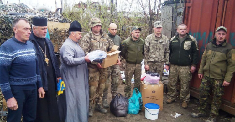 Авдеевские «симики» сопроводили к воинам АТО волонтеров и священнослужителей