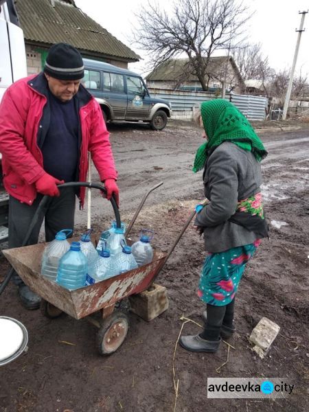 Гвозди, консервы, одежду и литературу развозили авдеевские «симики» (ФОТО)