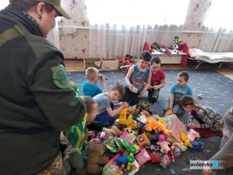 Авдеевские "симики" помогли доставить детям из прифронтовых сел  игрушки от жителей Польши   (ФОТО)
