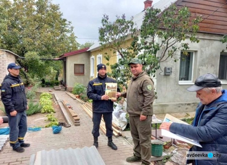 В Авдіївці відзначили рятувальників, які лагодили дахи пошкоджених будинків городян