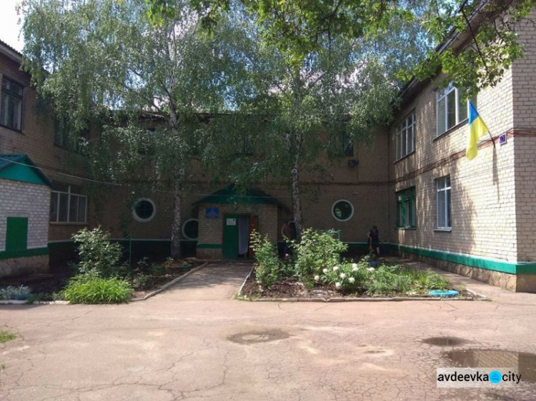 Фото и страшные подробности: Жебривский прибыл в обстрелянный Торецк