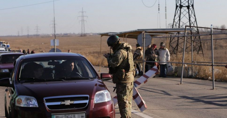 На КПВВ Донбасса в очередях застряли около трехсот авто