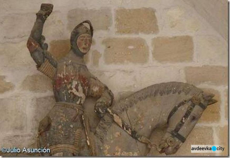 В Испании решили обновить средневековую скульптуру. Вышло не очень (ФОТО)