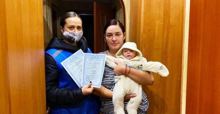 Сотрудники «Пролиски» помогли одинокой матери оформить документы для детей
