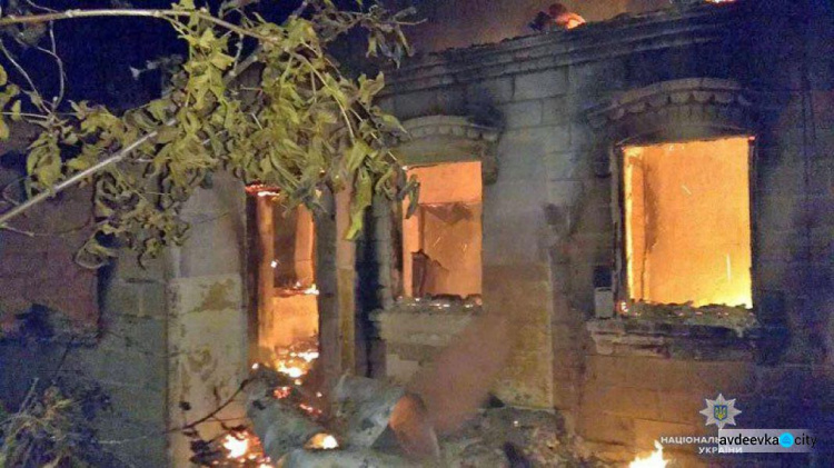 В прифронтовой Марьинке из-за попадания снаряда полностью выгорел дом (ФОТО)