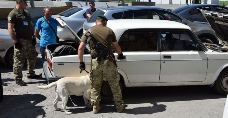 Пограничники не пропустили на оккупированную часть Донетчины духи и  аксессуары для смартфонов