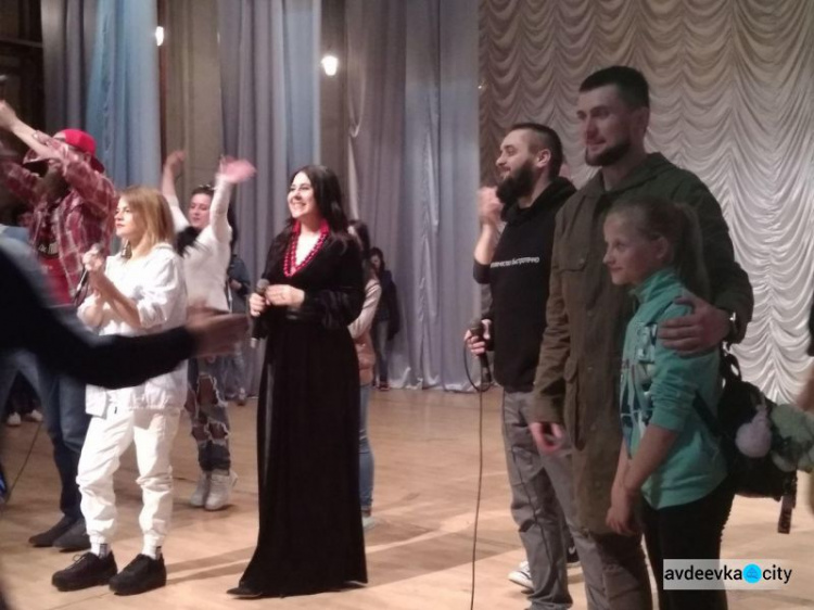 Авдеевку впечатлили местные и приезжие артисты: звучали хиты, новинки и гимн акапелла (ФОТО)