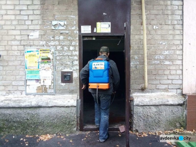 Авдіївські комунальники ретельно проводять дезінфекцію у житлових будинках та соціальних установах міста