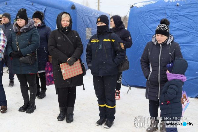 В Авдіївці на Водохреща освячували воду та пірнали в ополонку