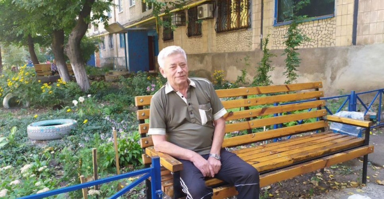 ВИДЕО. С поддержкой Авдеевского коксохима жители ещё одного многоэтажного дома благоустроили территорию около подъездов