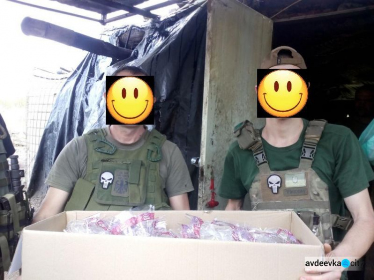 Авдеевские «симики» доставили подарки военным и детям (ФОТО)