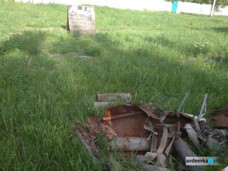 В Авдеевке скандал: местные активисты разобрали стелу памяти о погибших жителях (ФОТО)