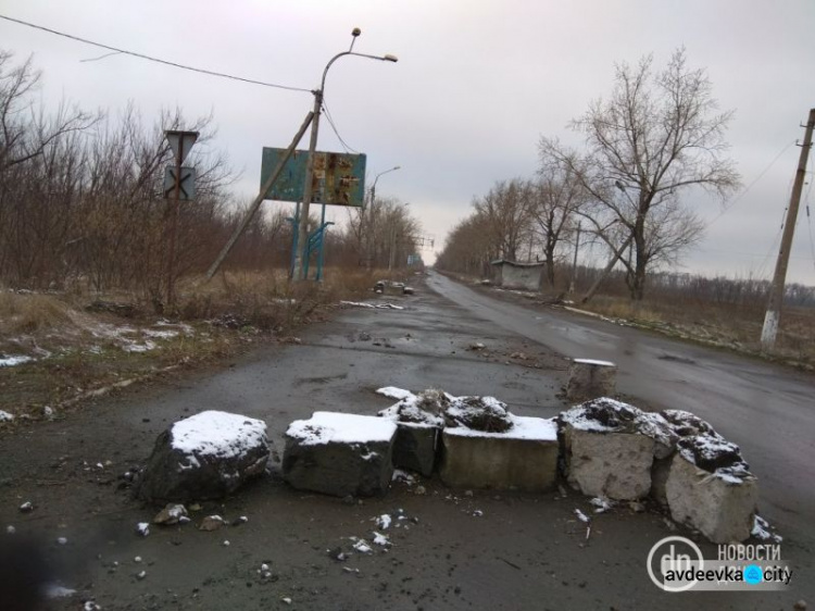 Коляски, цены и раненые дома: фоторепортаж из прифронтовой Авдеевки