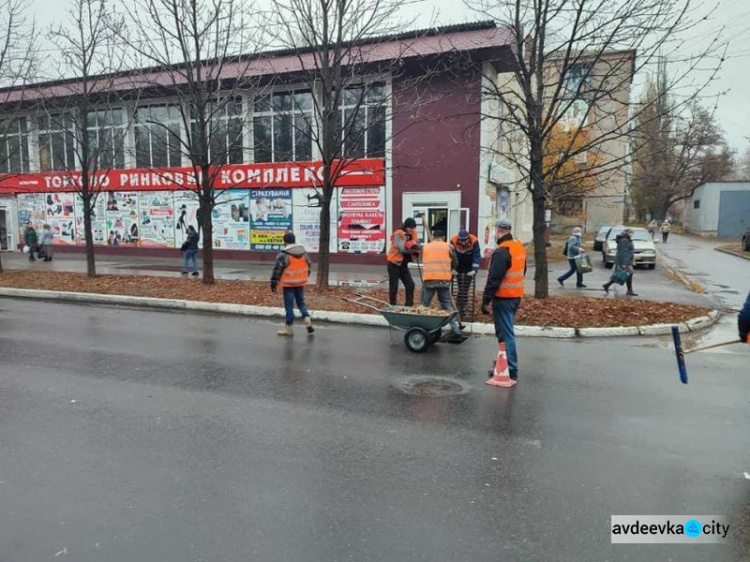 Авдіївські комунальники провели очищення зливової каналізації (ФОТОФАКТ)