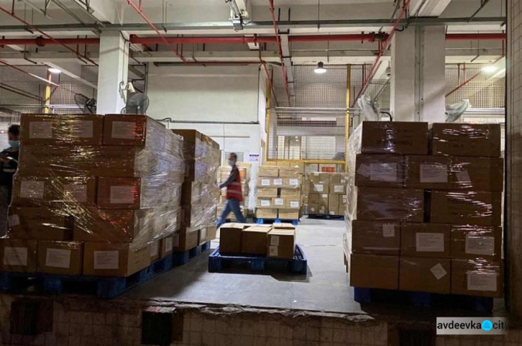 БФ Вадима Новинского доставит в Украину один миллион медицинских масок