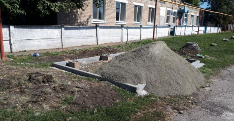 В старой части Авдеевки стартовали работы по установке остановочных павильонов (ФОТОФАКТ)