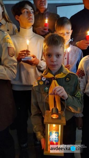 Авдіївські пластуни передали міській ВЦА Віфлеємський вогонь миру