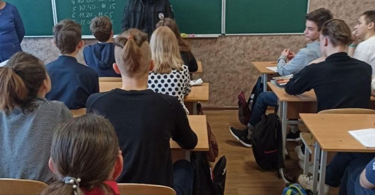 Правоохранители провели профилактическую беседу с авдеевскими школьниками